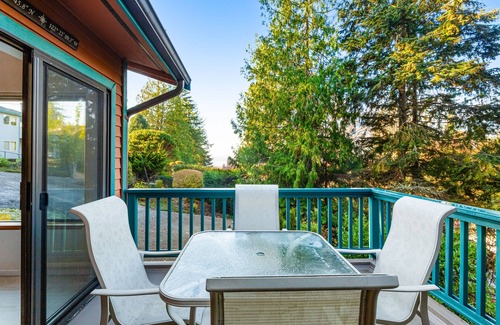 The Bowl of Edmonds Casa | Quiet Puget Sound view home near downtown Edmonds with a fireplace