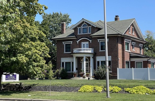 Mapleton/Fall Creek Casa | Quiet Purple Peace Retreat Close to Downtown Indy-Women Only/Safe and Secure