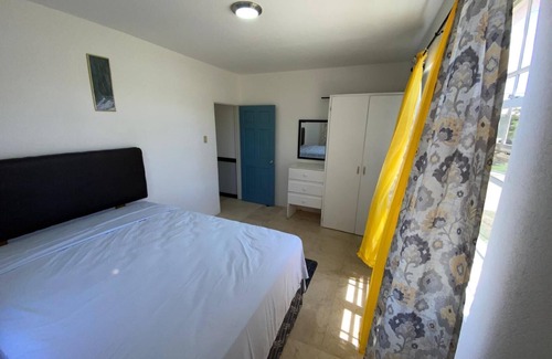 Blades Casa | Quiet retreat. Minutes from airport, world renowned beach and major city center