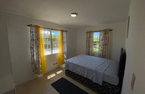 Blades Casa | Quiet retreat. Minutes from airport, world renowned beach and major city center