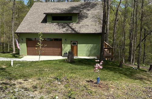 Martinsville Casa | Quiet retreat nestled in the woods.