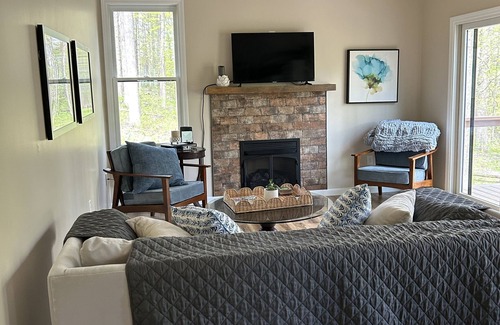 Martinsville Casa | Quiet retreat nestled in the woods.