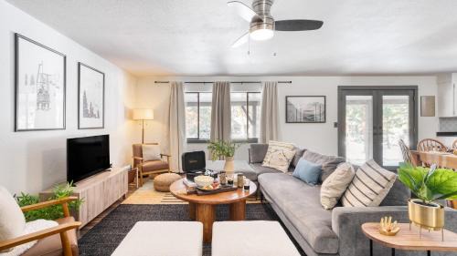 Deschutes River Woods Casa | Quiet River Bend Cabin by AvantStay 35 Mins to Mt Bachelor 10 Mins to Town Centre Hot Tub