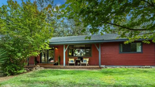Deschutes River Woods Casa | Quiet River Bend Cabin by AvantStay 35 Mins to Mt Bachelor 10 Mins to Town Centre Hot Tub