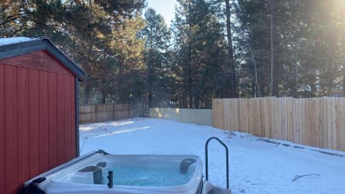 Deschutes River Woods Casa | Quiet River Bend Cabin by AvantStay 35 Mins to Mt Bachelor 10 Mins to Town Centre Hot Tub