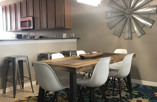 Bradenton Condominio | Renovado en 2018 - todos los muebles nuevos - 2 habitaciones / 2 baños con den - unidad final