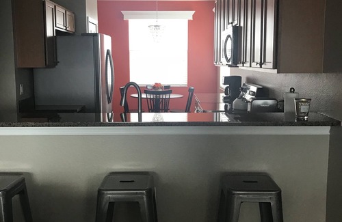 Bradenton Condominio | Renovado en 2018 - todos los muebles nuevos - 2 habitaciones / 2 baños con den - unidad final