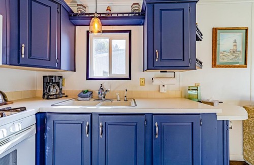 Brookings Casa | Quiet Riverfront Oasis & Getaway Cabin