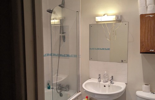 Brondesbury Park Apartamento | Quiet room only in apartment block. 24 hour concierge. Near transport.
