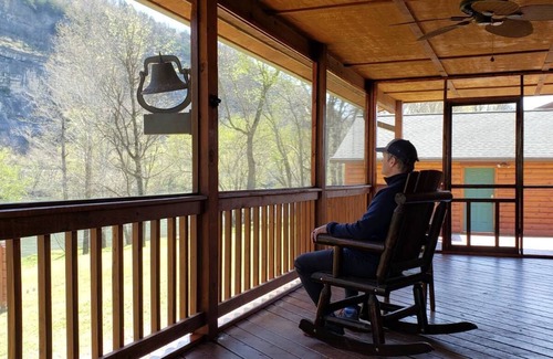 Mountain View Cabina | Quiet rustic retreat on the White River across from Handford Bluff
