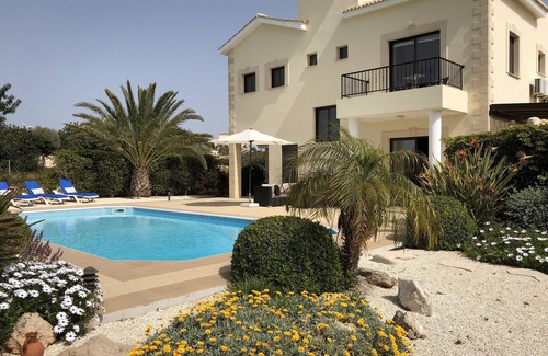 Kouklia Villa | Tranquila casa con vista al mar con piscina privada y amplio jardín