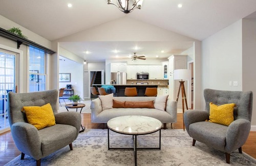 Townsend Casa | Quiet Side Retreat Hot Tub Fire pit Fireplace