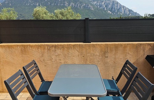 Le Revest-les-Eaux Casa | Quiet, small house in the hills above Toulon, close to all amenities.