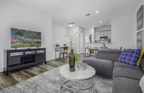 East Downtown Houston Condominio | Comfy & quiet WFH home in EaDo King bed Nurse rate Safe neighborhood