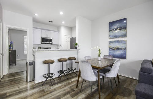 East Downtown Houston Condominio | Comfy & quiet WFH home in EaDo King bed Nurse rate Safe neighborhood