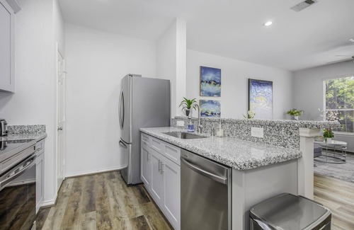 East Downtown Houston Condominio | Comfy & quiet WFH home in EaDo King bed Nurse rate Safe neighborhood