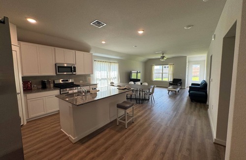 Del Valle Casa | Quiet spacious 5-bedroom house with huge fenced yard near COTA, Tesla, Airport