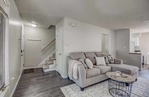Clive Casa | Quiet Spacious Duplex in West Des Moines