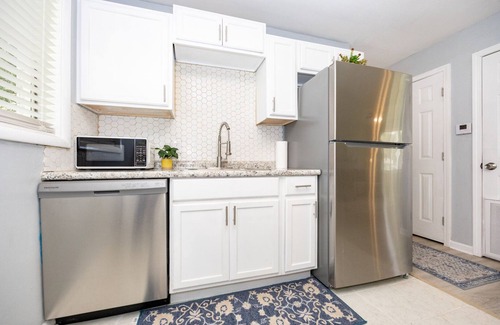 Brownsfields Casa | Quiet Stay Near Airport. 5 min drive to SU. 10-15 min drive to LSU & Dwntown BR.
