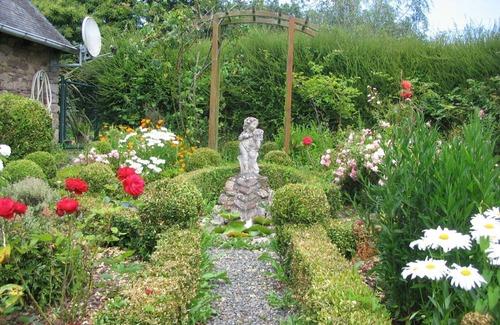 Yvias Casa | Tranquila casa de piedra con jardín en un entorno idílico