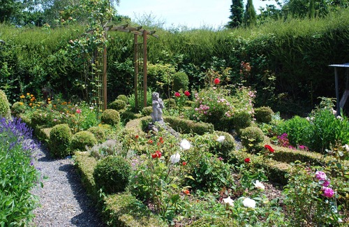 Yvias Casa | Tranquila casa de piedra con jardín en un entorno idílico