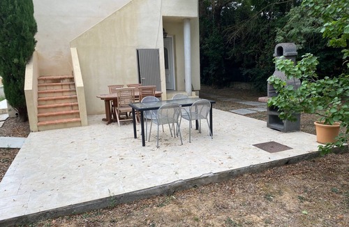 La Colle-sur-Loup Apartamento | Quiet studio, large plot, terrace, 10 minutes from the sea.