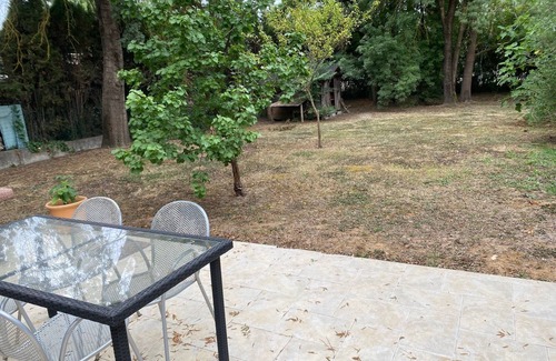 La Colle-sur-Loup Apartamento | Quiet studio, large plot, terrace, 10 minutes from the sea.