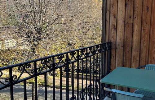 Bagneres-de-Luchon Apartamento | Quiet T3 apartment in wooded park, 10 minutes from the spa, near town center