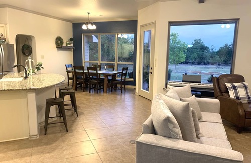 Boerne Casa | Quiet tree lined street, 1 minute from downtown Boerne