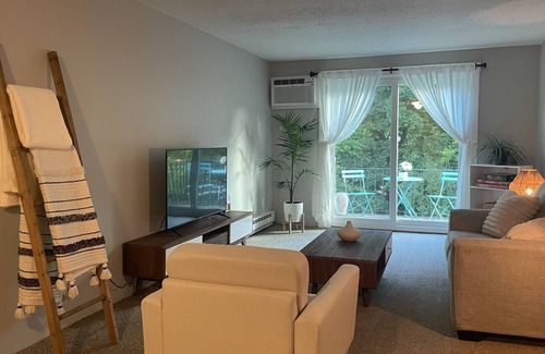 Graniteville Apartamento | Quiet, trendy, and peaceful condo in Dracut Mass!