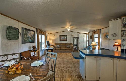 Utopia Casa | Quiet Utopia Cabin with Deck and Mountain Views!