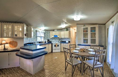 Utopia Casa | Quiet Utopia Cabin with Deck and Mountain Views!