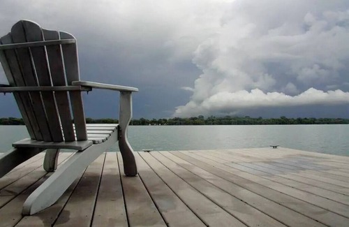 Ferriday Casa | Quiet Waterfront Lakehouse with pier. Kid friendly. Natchez close by.