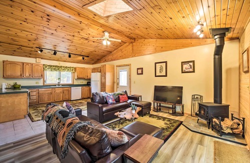 Dresser Cabina | Quiet Waterfront Round Lake Home w/ Hot Tub