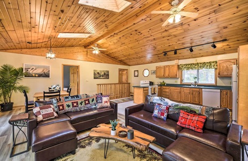 Dresser Cabina | Quiet Waterfront Round Lake Home w/ Hot Tub