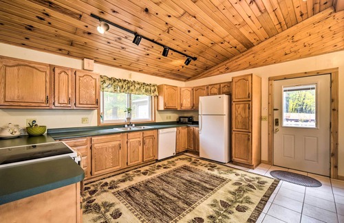 Dresser Cabina | Quiet Waterfront Round Lake Home w/ Hot Tub