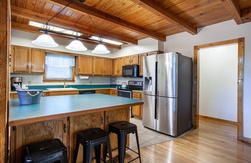 Walland Cabina | Quietside Cabin: Sunroom, Fire Pit, Theater Den, & Stunning Views