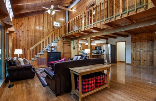 Walland Cabina | Quietside Cabin: Sunroom, Fire Pit, Theater Den, & Stunning Views