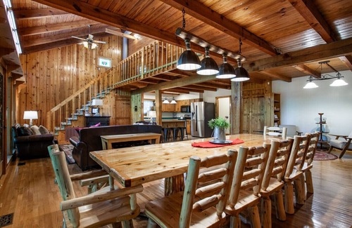 Walland Cabina | Quietside Cabin: Sunroom, Fire Pit, Theater Den, & Stunning Views