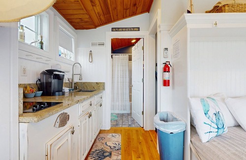 West Yarmouth Apartamento | Quintessential coastal studio with beach access, BBQ area, patio, & water views