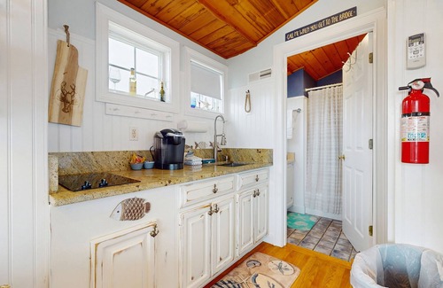 West Yarmouth Apartamento | Quintessential coastal studio with beach access, BBQ area, patio, & water views