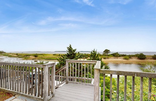 West Yarmouth Apartamento | Quintessential coastal studio with beach access, BBQ area, patio, & water views