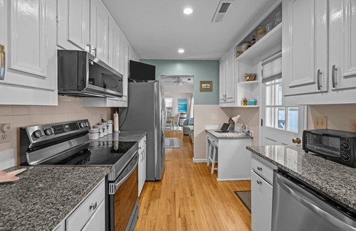 Isle of Palms Casa | Quintessential Family Beach Cottage / Easy Walk to Beach!