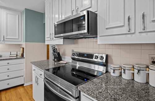 Isle of Palms Casa | Quintessential Family Beach Cottage / Easy Walk to Beach!