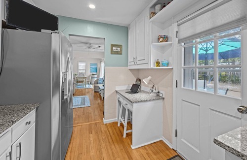 Isle of Palms Casa | Quintessential Family Beach Cottage / Easy Walk to Beach!