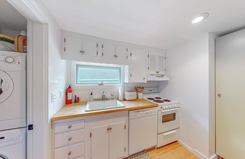 Meredith Cabaña | Quintessential lakeside cottage with swimming, picnic tables, & mountain view