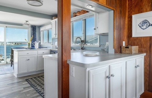 Matunuck Casa | Quintessential Waterfront Beach Home-Steps away to private association beach and East Matunuck beach