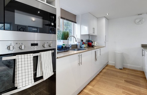 Edgware Cabaña | Quirky 3 Bedroom 2 Bathroom Cottage with parking- Edgeware
