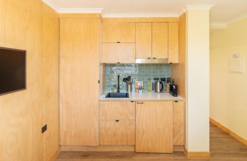 Brisbane Central Business District Apartamento | Quirky CBD Studio with Pool Sauna and Balcony