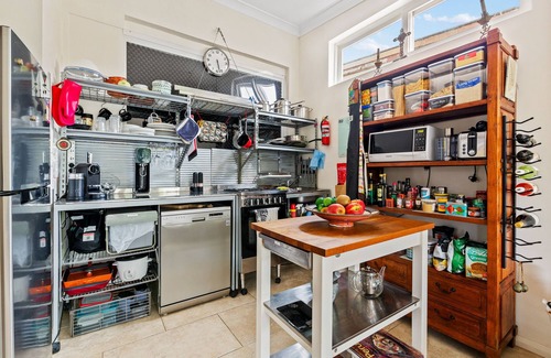 Marrickville Casa | Quirky Marrickville 1-Bed with Courtyard by Shops